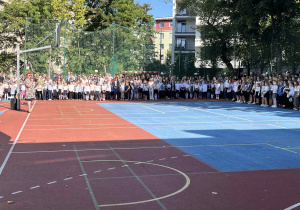 uczniowie stoja na boisku