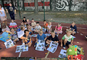 prace uczniów na boisku szkolnym oraz sali gimnastycznej