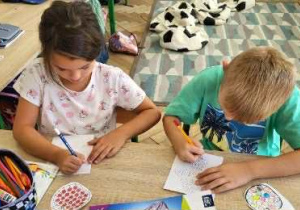 dzieci rysuja na kartkach