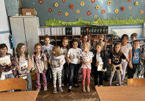 dzieci stoja ustawione w klasie