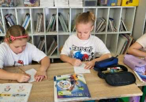 dzieci rysuja na kartkach