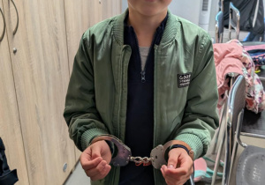 Chłopiec ma założone kajdanki