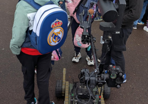 Dzieci stoją obok robota