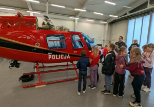 Dzieci stoją przed helikopterem