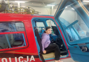 Dziewczynka siedzi w helikopterze
