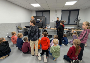 Policjanci pokazują uczniom rekwizyty policyjne