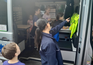 dzieci siedzą w śropku radiozowu