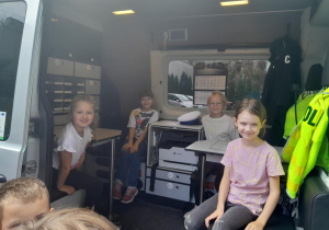 dzieci siedzą w śropku radiozowu