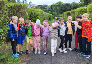 dzieci stoja złapane za barki