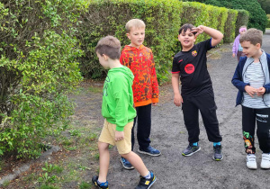 dzieci stoją w parku