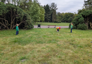 dzieci bawią się w parku