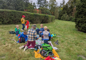 dzieci siedzą na kocach