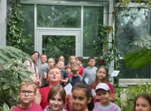 Dzieci pozują do zdjecia w Palmiarni