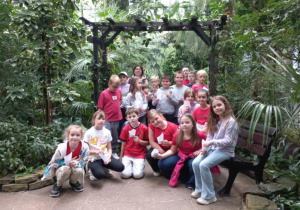 Dzieci pozują do zdjecia w Palmiarni