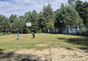 chłopcy grają w piłkę