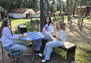 dziewczynki grają w karty