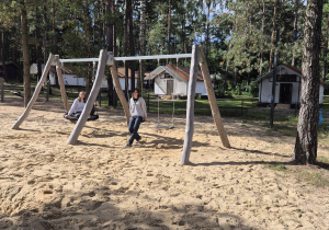 dziewczynki na huśtawce