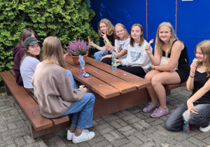 przed miejscowym sklepem