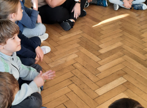 dzieci siedzą na podłodze