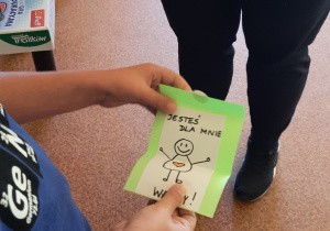 dziecko czyta kartkę