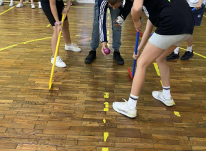 dzieci grają w unihokeja