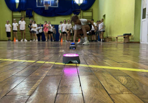 dzieci grają w blaze pody