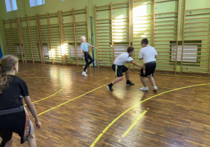 dzieci grają w rugby tag