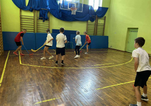 dzieci grają w unihokeja