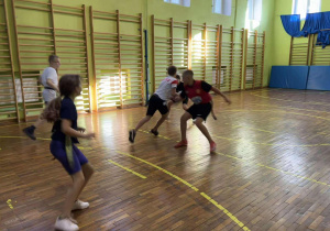 dzieci grają w rugby tag