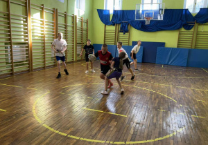 dzieci grają w rugby tag