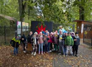 dzieci pozują do zdjęcia