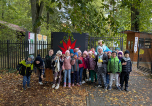 dzieci pozują do zdjęcia