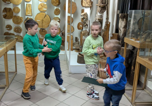 dzieci stoja w pomieszczeniu