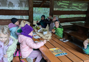 dzieci siedza przy stole