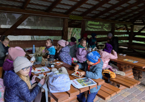 dzieci siedza przy stole