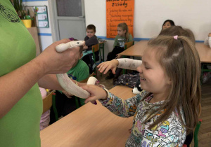 dziecko dotyka zwierzątka