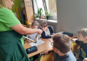 dziecko dotyka zwierzątka