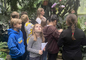 dzieci ida w palmiarni