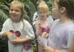 dzieci ida w palmiarni