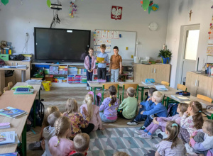 dzieci prezentują prace