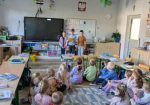 dzieci prezentują prace