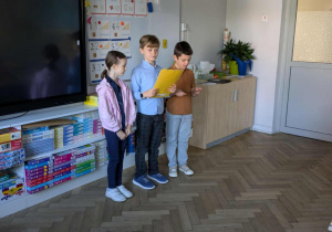 dzieci prezentują prace