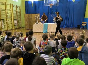 Aktorzy grają na scenie