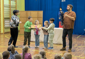 Dzieci odgrywają scenę