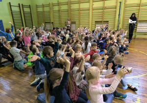 Publiczność odgrywa szumiący las
