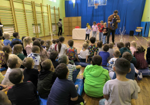 Uczniowie grają na scenie