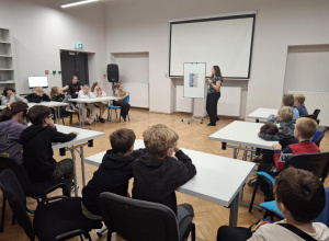 Dzieci rozmawiaja na temat przeżyc bohaterki lektury