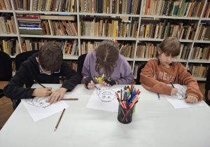 Uczniowie kolorują wojnę zgodnie ze swoimi wyobrażeniami