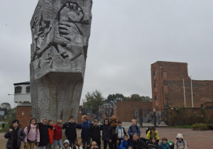 Uczniowie przed budynkiem MTN