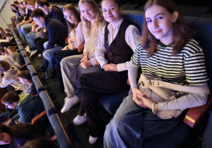 dzieci oglądają spektakl